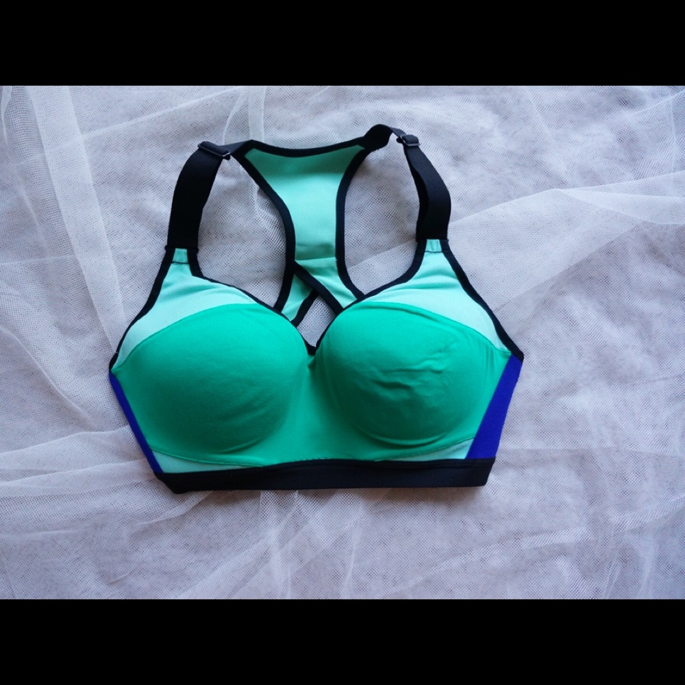 CLOSING Victoria’s Secret sports bra